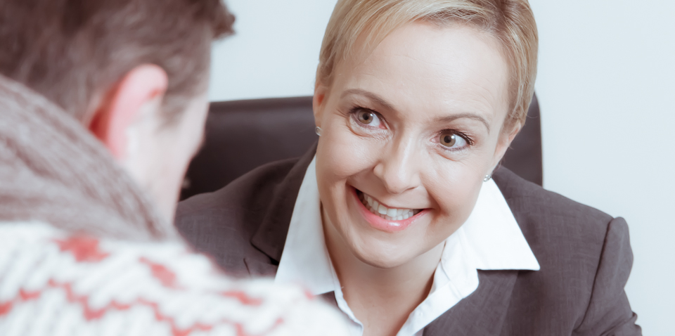 Dr. Silvia Zschau berät einen Patienten mit Diabetes mellitus Typ 1